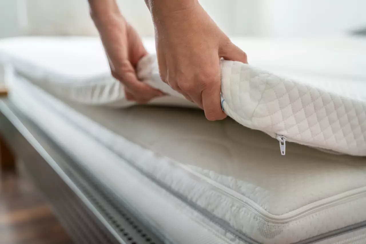 Hand on mattress 